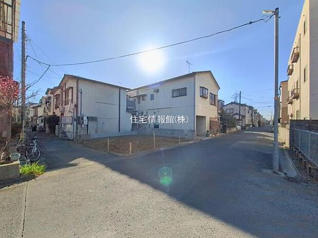 前面道路を含めた現地写真です。