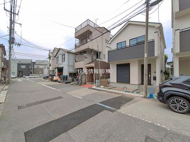 前面道路を含めた現地写真です。