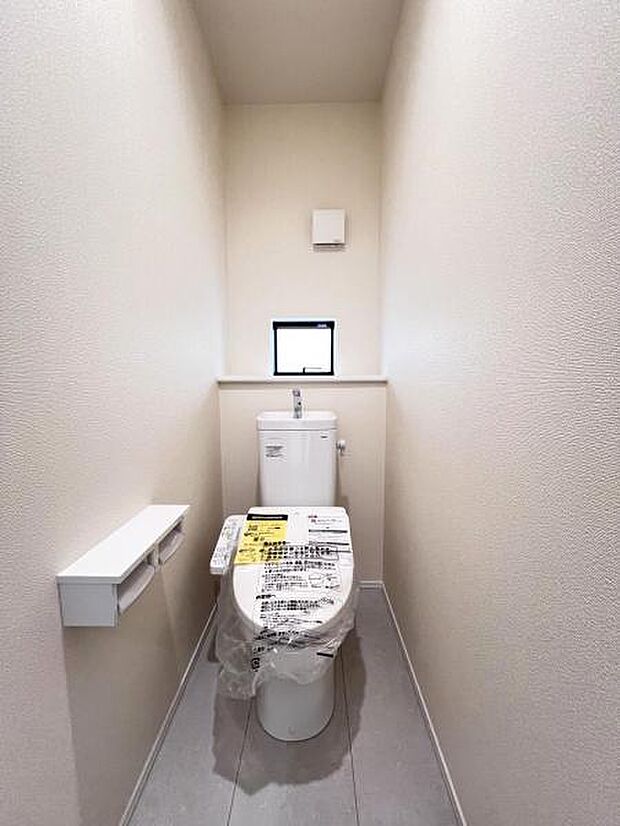 シャワー洗浄機能付のトイレは、清潔感が印象的な空間ですね。