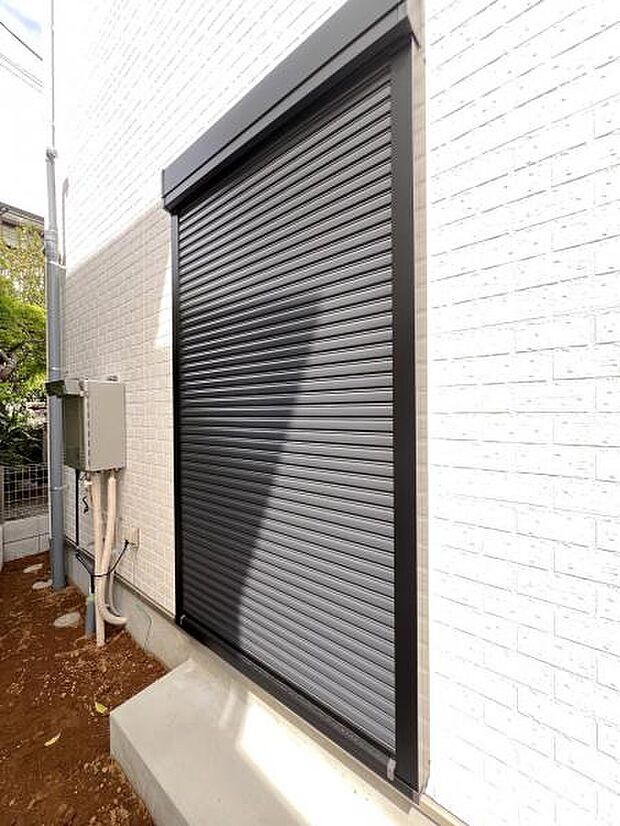 雨戸シャッター付きで、防災・防犯に心強いですね。