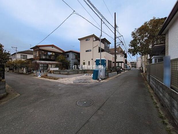 前面道路を含めた現地写真です。