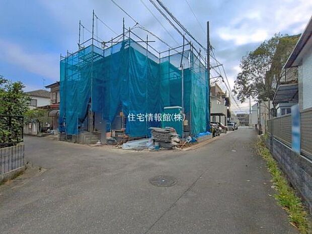 前面道路を含めた現地写真です。