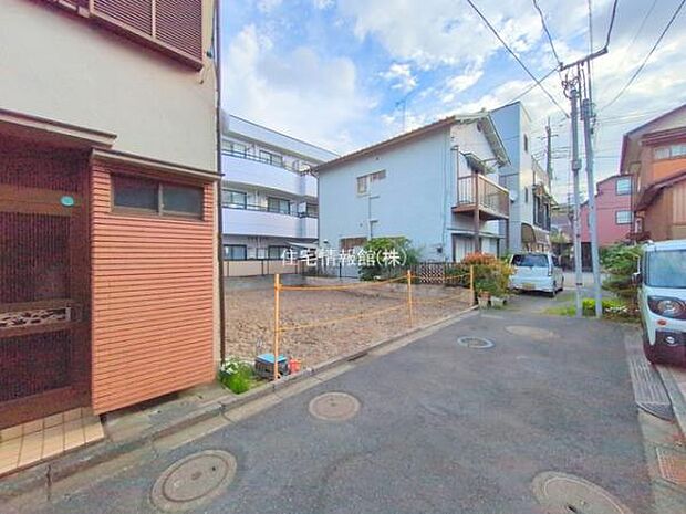 前面道路を含めた現地写真です。