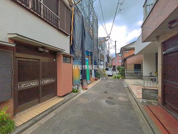 前面道路を含めた現地写真です。