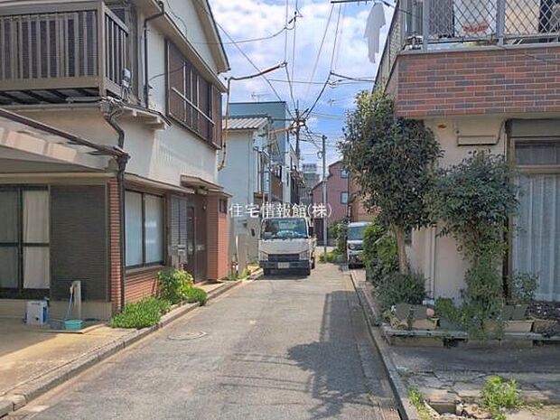 前面道路を含めた現地写真です。