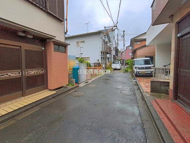 前面道路を含めた現地写真です。