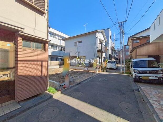 前面道路を含めた現地写真です。