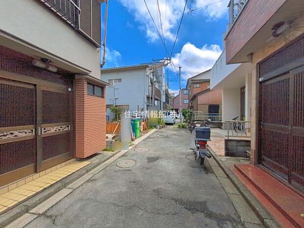 前面道路を含めた現地写真です。