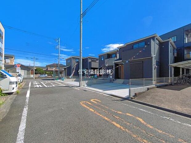 前面道路を含めた現地写真です。