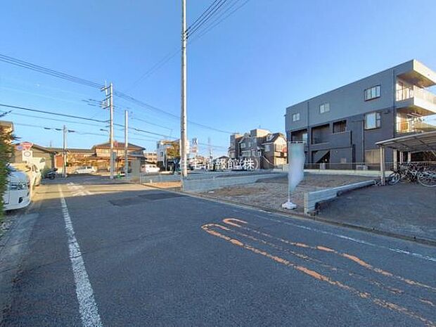 前面道路を含めた現地写真です。