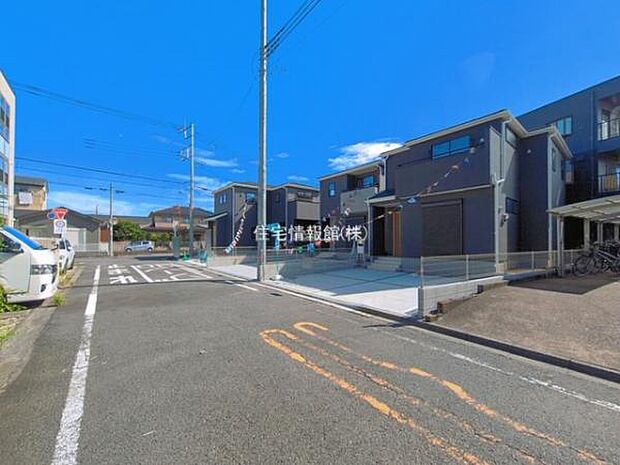 前面道路を含めた現地写真です。