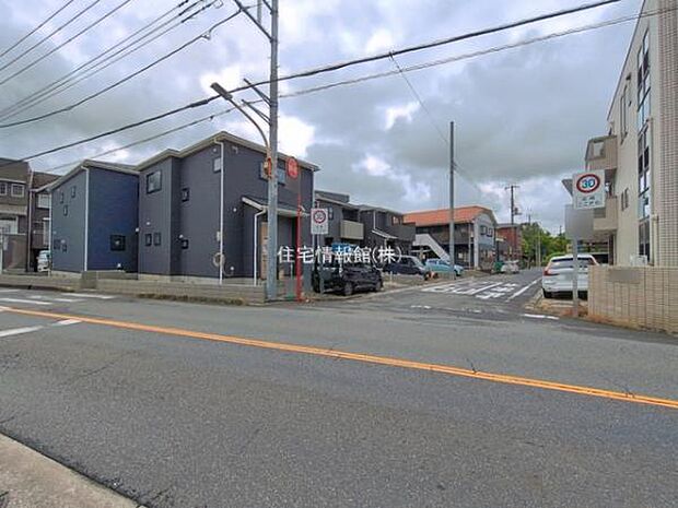前面道路を含めた現地写真です。