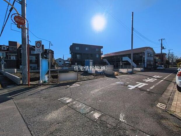 前面道路を含めた現地写真です。