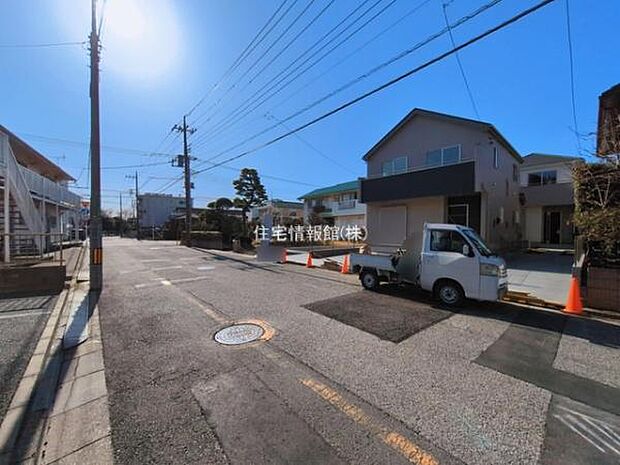 前面道路を含めた現地写真です。