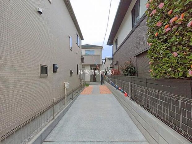 前面道路を含めた現地写真です。