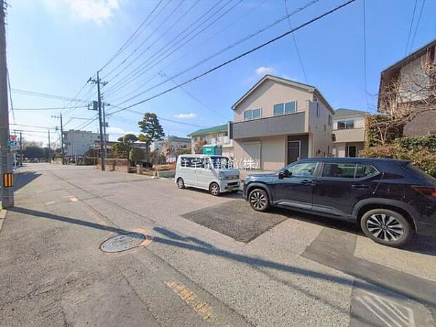 前面道路を含めた現地写真です。