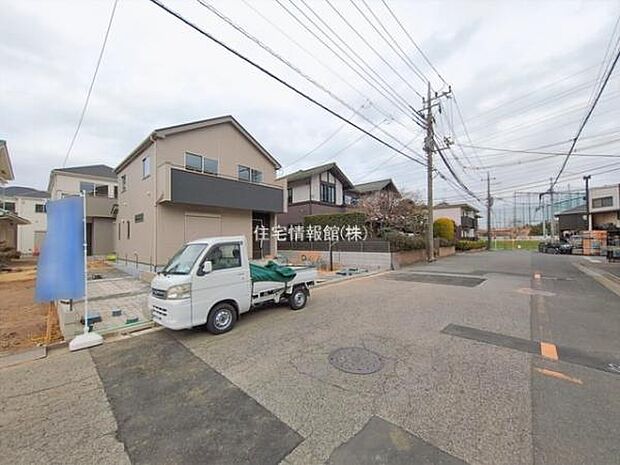 前面道路を含めた現地写真です。