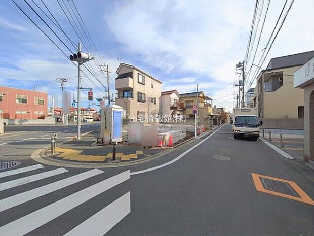 前面道路を含めた現地写真です。