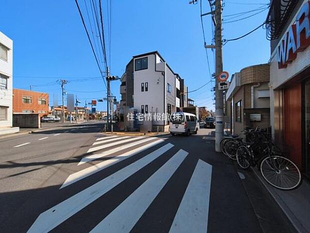 前面道路を含めた現地写真です。