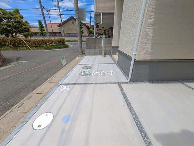前面道路を含めた現地写真です。