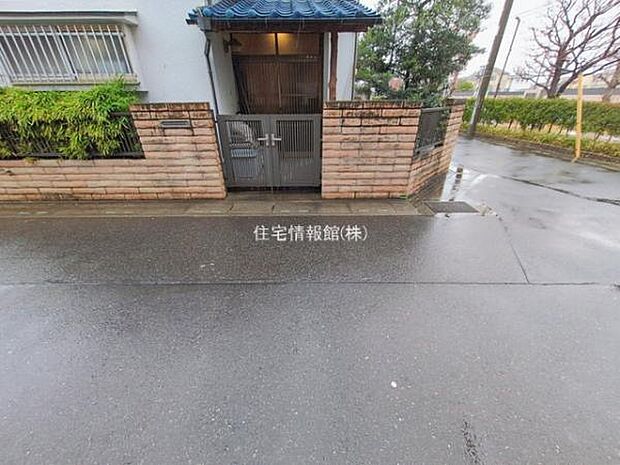 前面道路を含めた現地写真です。