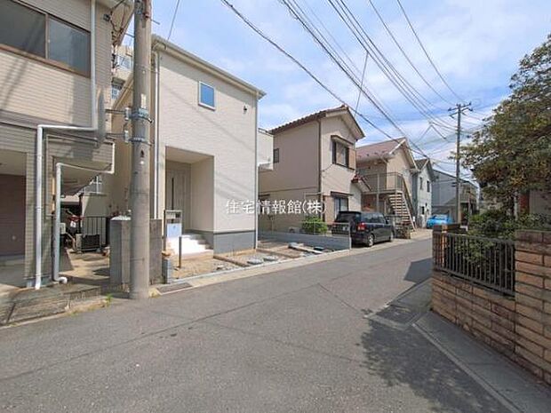 前面道路を含めた現地写真です。