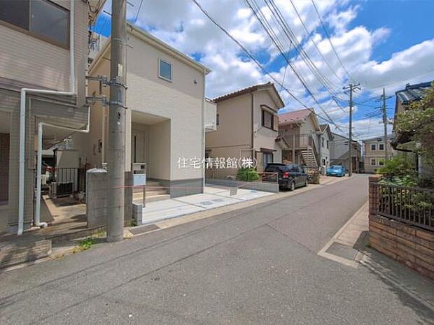 前面道路を含めた現地写真です。