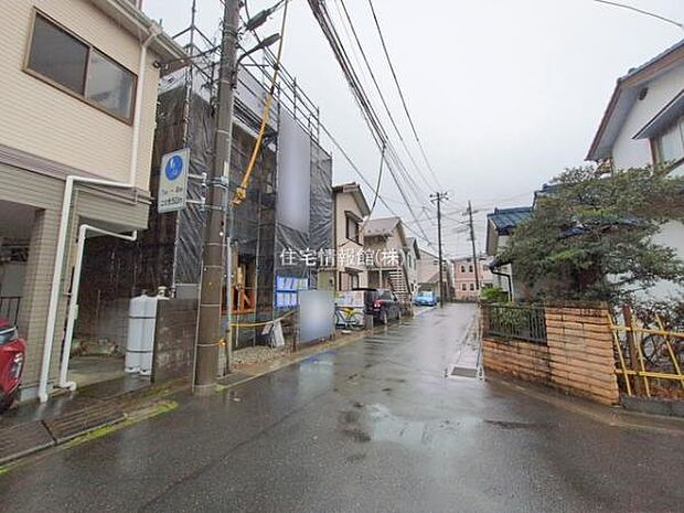 前面道路を含めた現地写真です。