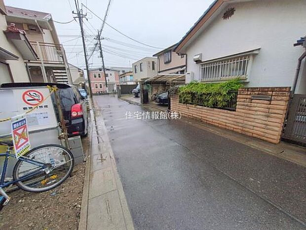前面道路を含めた現地写真です。