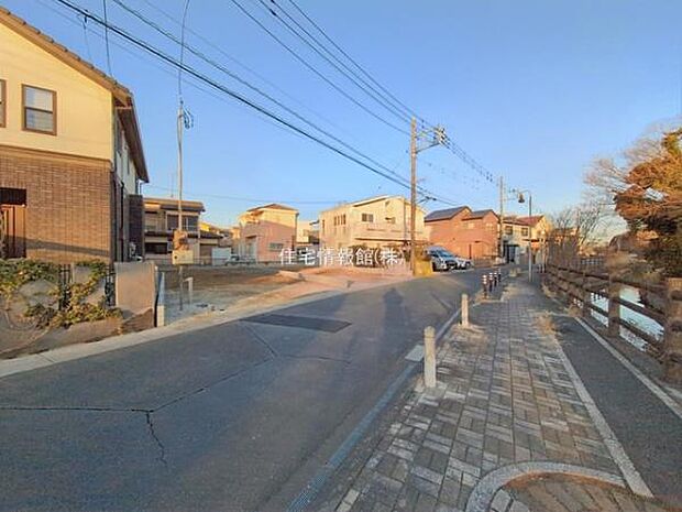 前面道路を含めた現地写真です。