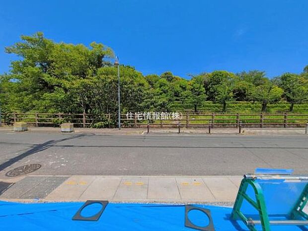 前面道路を含めた現地写真です。