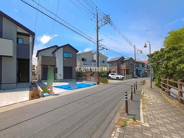 前面道路を含めた現地写真です。