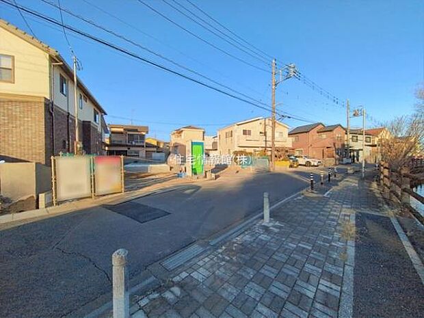 前面道路を含めた現地写真です。