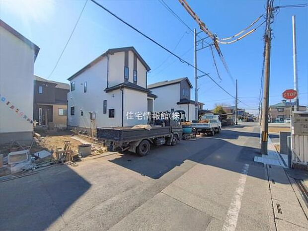 前面道路を含めた現地写真です。