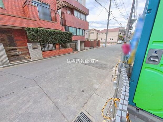 前面道路を含めた現地写真です。