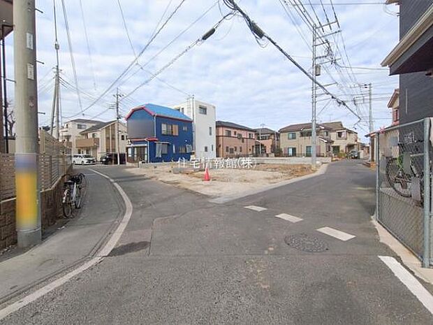 前面道路を含めた現地写真です。