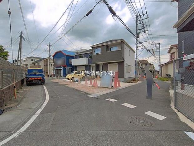 前面道路を含めた現地写真です。