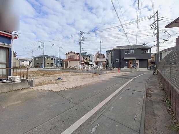 前面道路を含めた現地写真です。