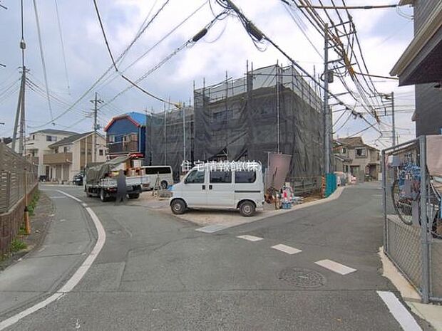 前面道路を含めた現地写真です。