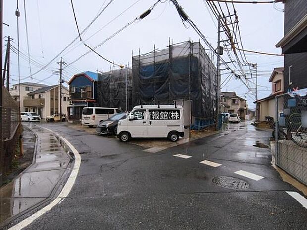 前面道路を含めた現地写真です。