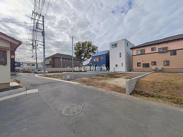 前面道路を含めた現地写真です。