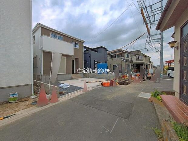 前面道路を含めた現地写真です。