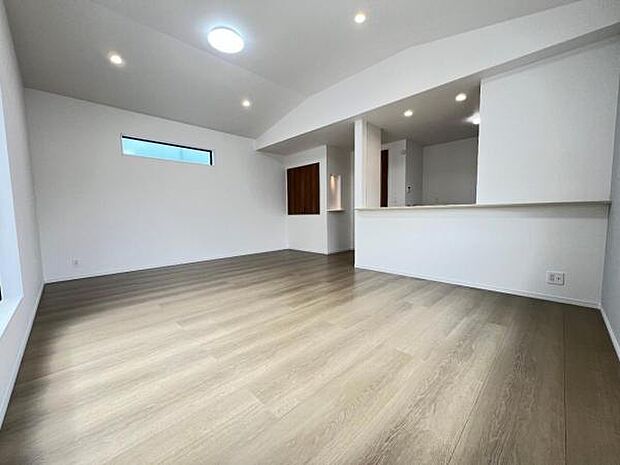 お食事中もキッチンと会話が楽しめるダイニングスペース。