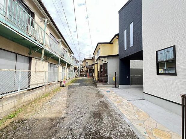 前面道路を含めた現地写真です。