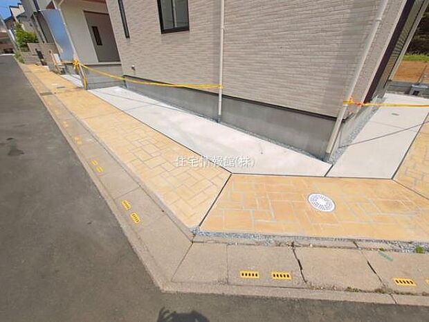 前面道路を含めた現地写真です。