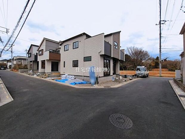 前面道路を含めた現地写真です。