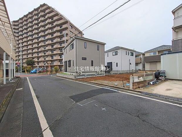 前面道路を含めた現地写真です。