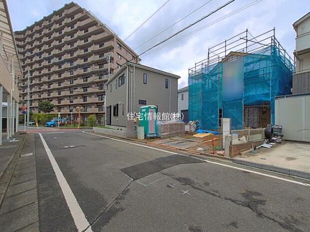前面道路を含めた現地写真です。