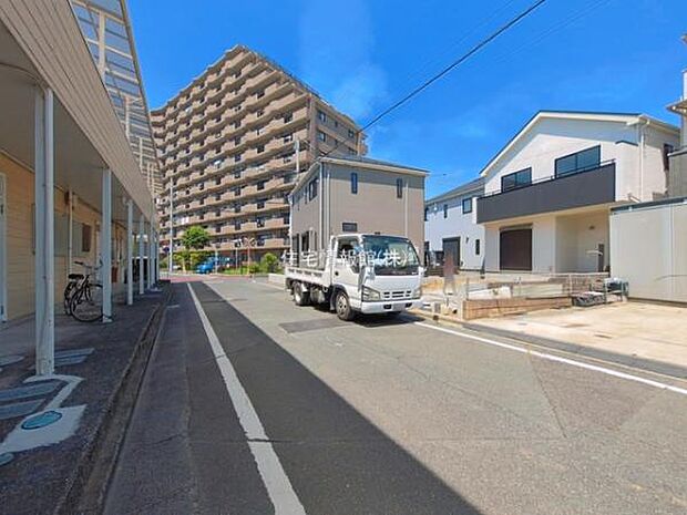 前面道路を含めた現地写真です。