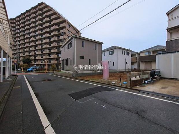 前面道路を含めた現地写真です。